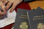 Россияне оценили введение электронных трудовых книжек